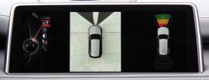 360-stopinjski pogled, ki ga ponuja BMW, je vrhunski v vseh pogledih. Tako izgleda, ko se pred vozilo postavi oseba.
